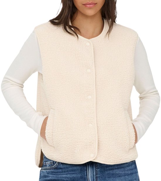 Crèmekleurige teddy bodywarmer van JDY met knoopsluiting en steekzakken, gedragen door een model met spijkerbroek.