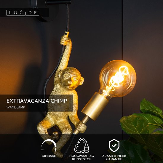 Gouden wandlamp in de vorm van een klimmende aap met een grote, peervormige gloeilamp.