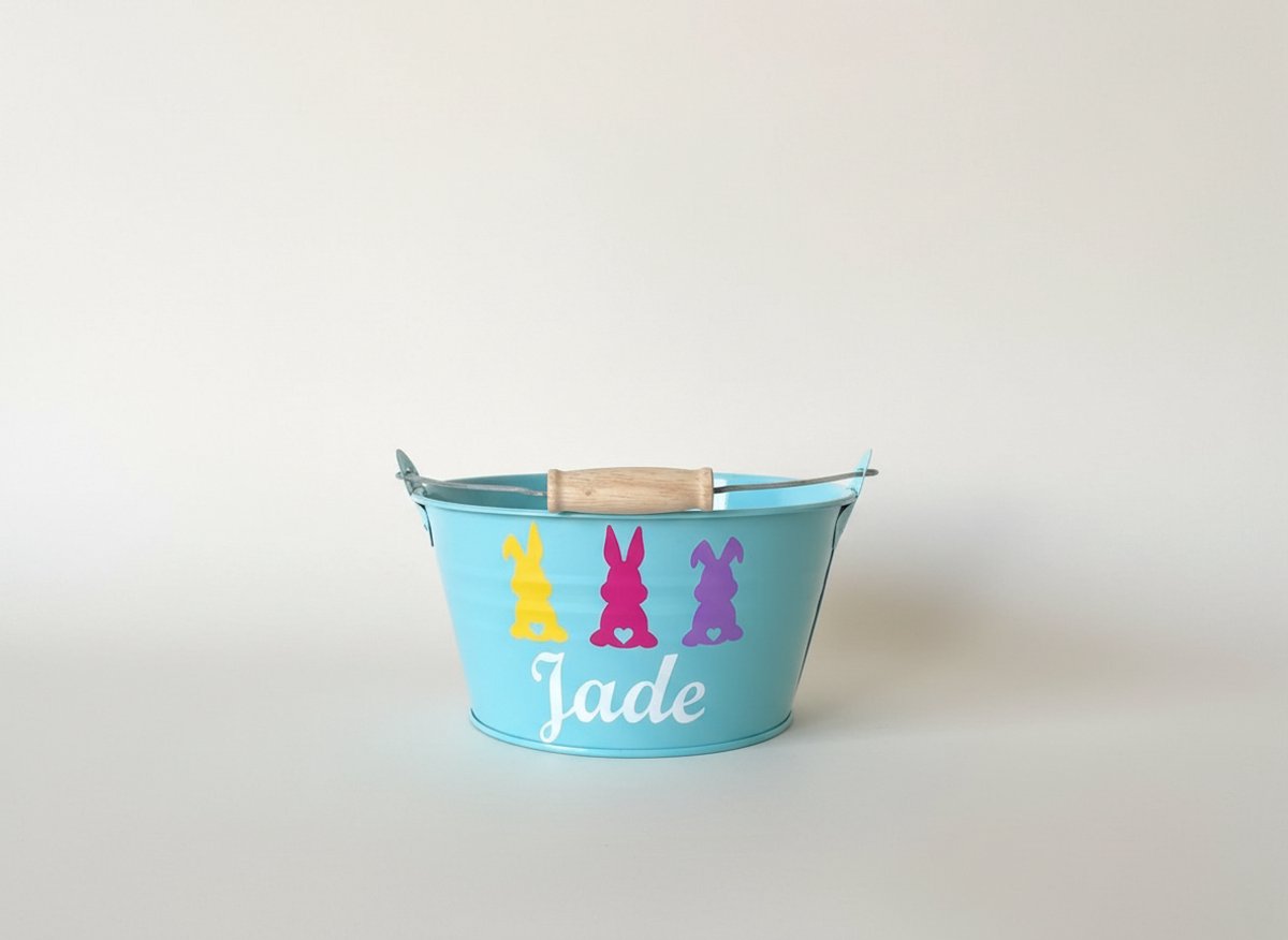 Hip met Pit Creaties Paasmandje - Gepersonaliseerd Meisje - Blauw Zinken Emmer - 20cm Houten Handvat - Paashaasjes - Naam Per Mail