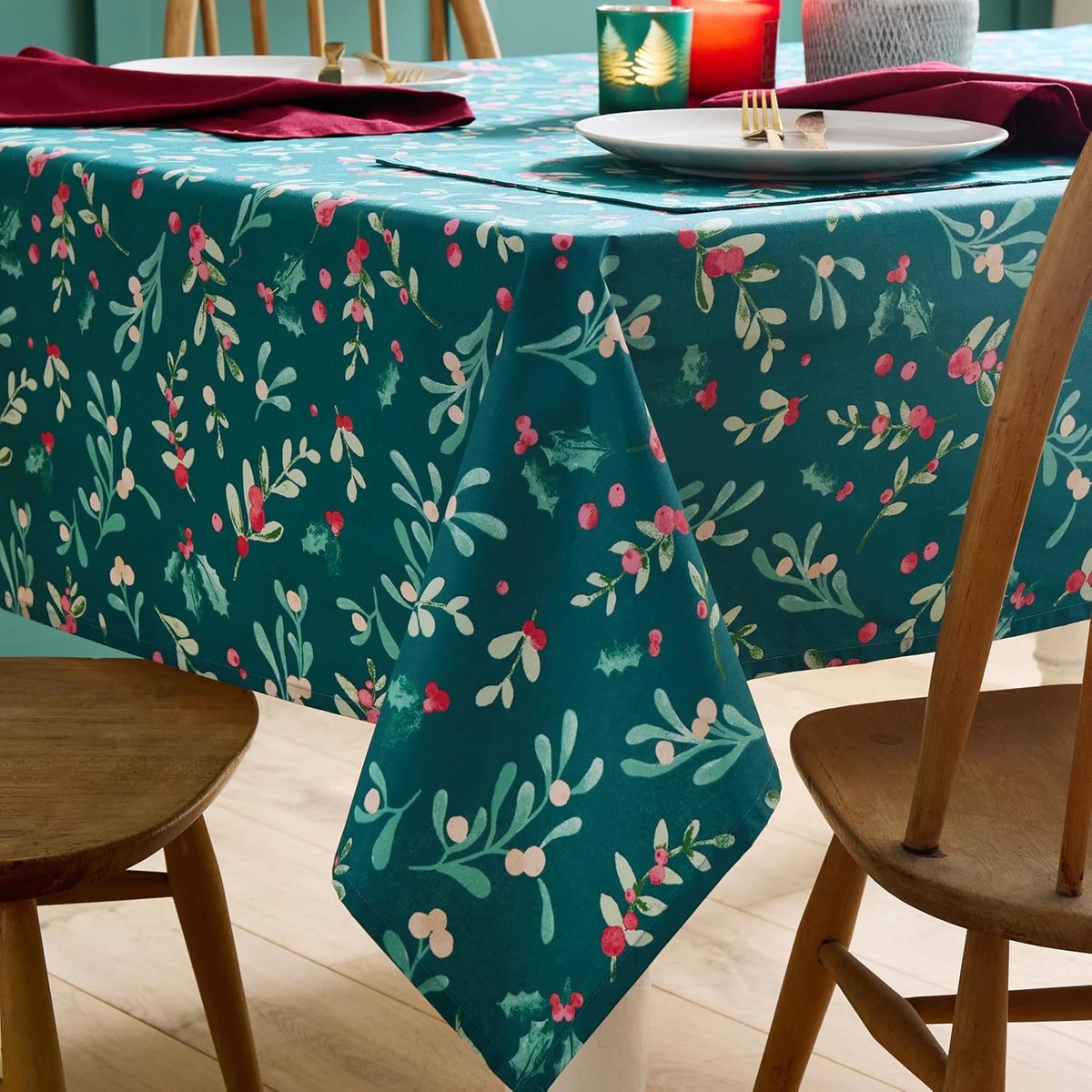 Kerst Tafelkleed Katoen 137x178cm – Feestelijk Groen Ontwerp met Hulst en Mistletoe