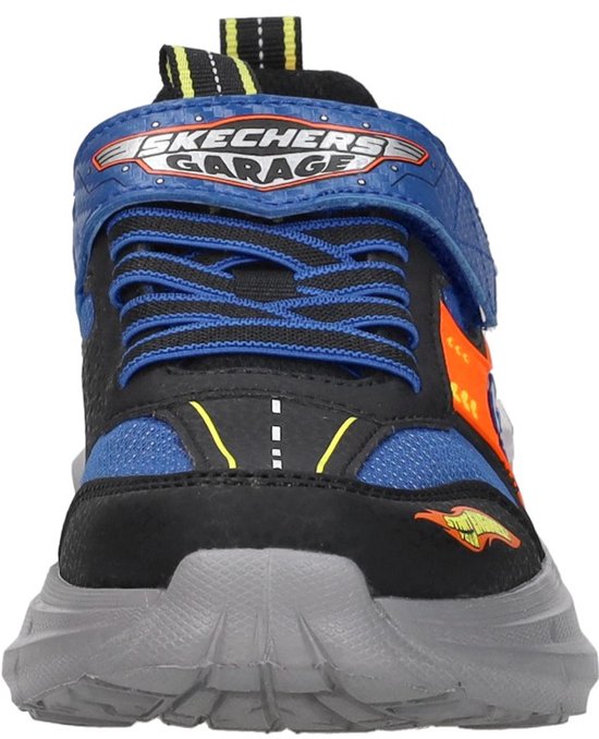 Voorkant van een blauwe sneaker met oranje accenten, klittenbandsluiting en 'Skechers Garage' logo.