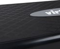 Gedetailleerde close-up van de antislip textuur van een zwarte aerobic step.