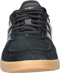 Vooraanzicht van zwarte Adidas sneaker met beige zool en witte strepen.
