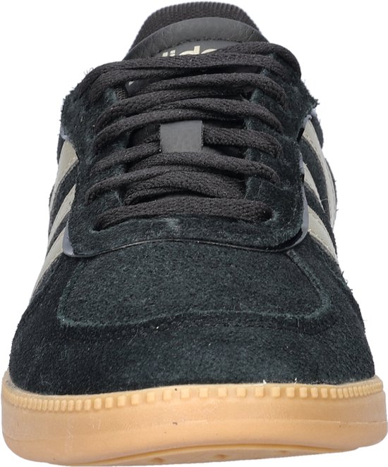 Vooraanzicht van zwarte Adidas sneaker met beige zool en witte strepen.