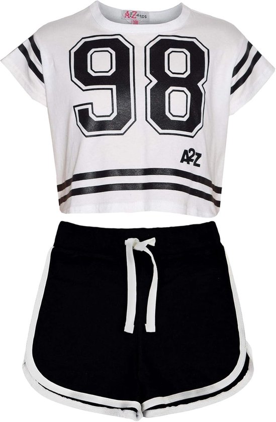 Sportieve outfit: witte cropped top met '98' print en zwarte korte broek met witte bies en koord.