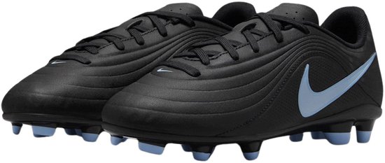 Paar zwarte Nike voetbalschoenen met lichtblauwe Swoosh en noppen.