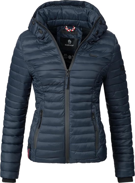 Veste bleu marine légère avec capuche, rayures horizontales et motif losange, devant fermé.