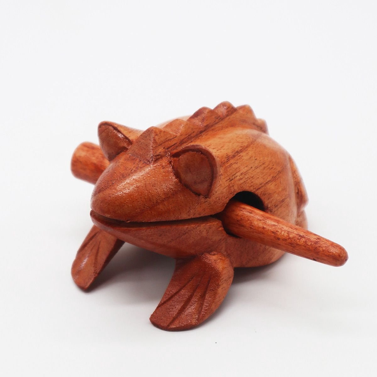 Kleine kokende houten kikker