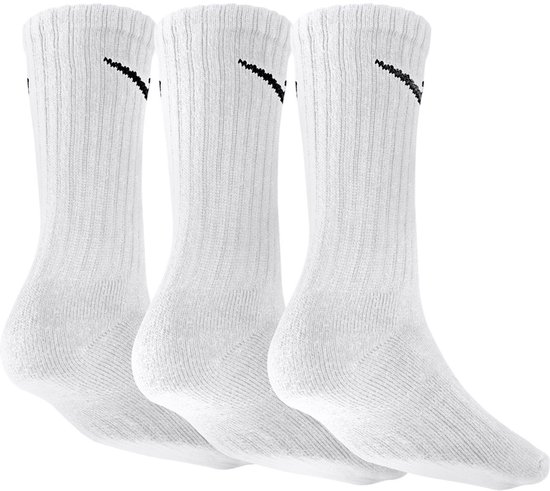 Drie witte Nike sportsokken met zwarte logo's.