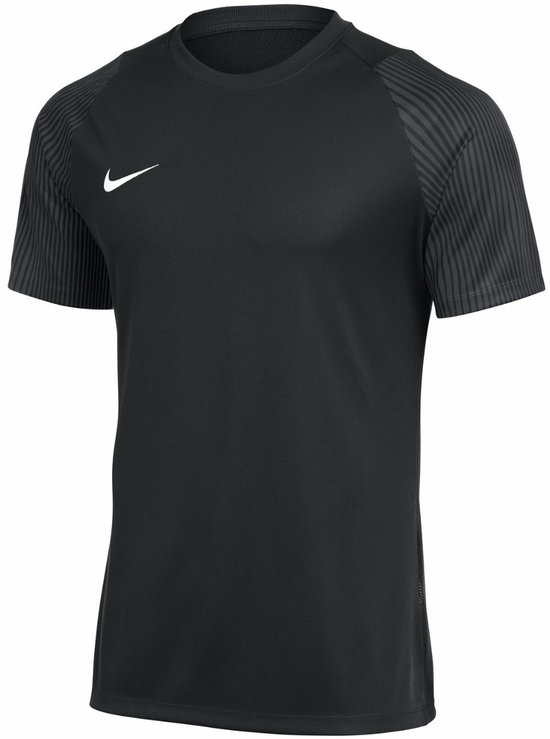 Zwart Nike sportshirt voor heren met korte mouwen, wit Nike logo op de borst en gestreepte schouders.