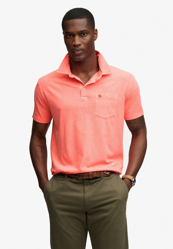 Man met oranje poloshirt met korte mouwen en borstzakje.