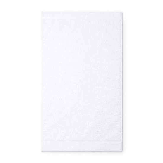 Une serviette blanche sur fond blanc.