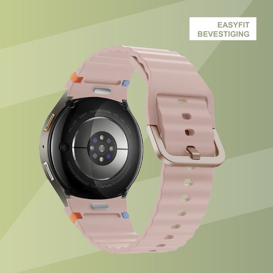 Lichtroze siliconen horlogebandje met easy-fit bevestiging, bevestigd aan de achterkant van een smartwatch.