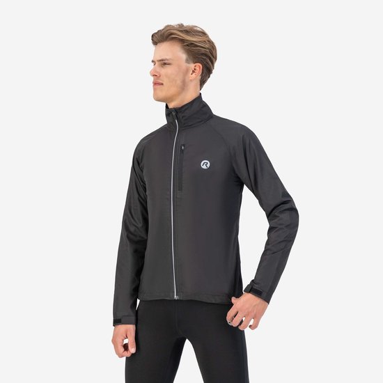 Man met zwarte Rogelli hardloopjas, zichtbaar van voren met rits en logo.