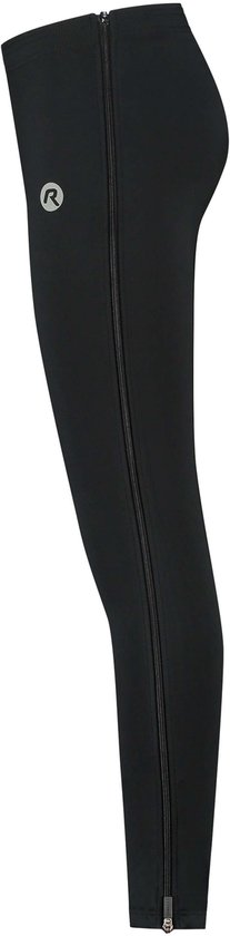 Zijzicht van een zwarte lange legging met een logo op de heup en een ritssluiting langs de buitenkant van het been.