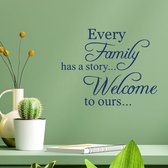 Stickerheld - Muursticker "Every family has a story... Welcome to ours..." Quote - Woonkamer - inspirerend - Engelse Teksten - Mat Donkerblauw - 41.3x51.8cm