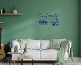 Stickerheld - Muursticker "Our family is just the right mix of chaos and love" Quote - Woonkamer - inspirerend - Engelse Teksten - Mat Donkerblauw - 27.5x43cm