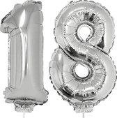 18 jaar leeftijd feestartikelen/versiering cijfers ballonnen op stokje van 41 cm - Combi van cijfer 18 in het zilver
