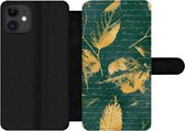 Bookcase iPhone 12 Pro telefoonhoesje - Bladeren - Goud - Groen - Met vakjes - Wallet case met magneetsluiting