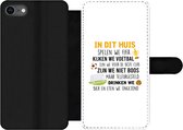 Bookcase Geschikt voor iPhone 8 telefoonhoesje - In dit huis spelen we Fifa - Quotes - Spreuken - Voetbal - Met vakjes - Wallet case met magneetsluiting