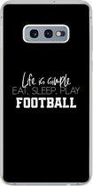 Geschikt voor Samsung Galaxy S10e hoesje - Life is simple, eat sleep play football - Spreuken - Quotes - Voetbal - Siliconen Telefoonhoesje