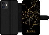 Bookcase Geschikt voor iPhone 12 Pro telefoonhoesje - Leuven - Kaart - Goud - Met vakjes - Wallet case met magneetsluiting