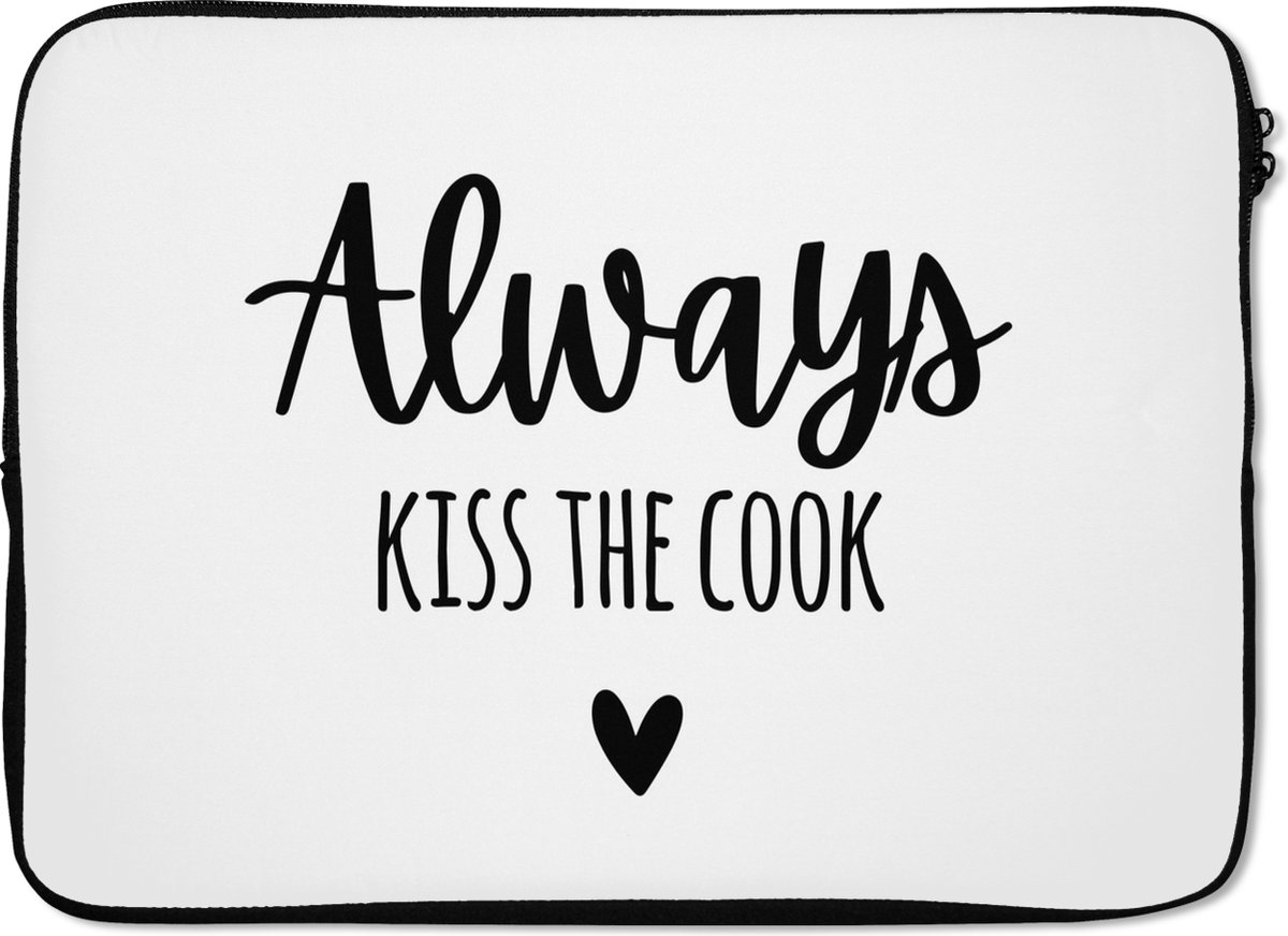 Laptophoes 13 inch - Quotes - Koken - Hartje - Kok _ Always kiss the cook - Tekst - Laptop sleeve - Binnenmaat 32x22,5 cm - Zwarte achterkant