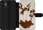 Bookcase Geschikt voor iPhone 12 telefoonhoesje - Koeienhuid met roodoranje stippen - Met vakjes - Wallet case met magneetsluiting