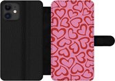 Bookcase Geschikt voor iPhone 12 Pro telefoonhoesje - Een illustratie van behang met rode hartjes - Met vakjes - Wallet case met magneetsluiting