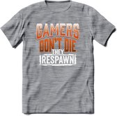 Gamers don't die T-shirt | Oranje | Gaming kleding | Grappig game verjaardag cadeau shirt Heren – Dames – Unisex | - Donker Grijs - Gemaleerd - L