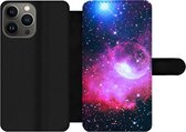 Bookcase Geschikt voor iPhone 13 Pro Max telefoonhoesje - Heelal - Planeten - Roze - Jongens - Meisjes - Kinderen - Met vakjes - Wallet case met magneetsluiting