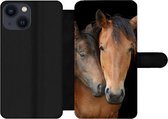 Bookcase Geschikt voor iPhone 13 Mini telefoonhoesje - Paarden - Liefde - Bruin - Met vakjes - Wallet case met magneetsluiting