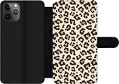 Bookcase Geschikt voor iPhone 11 Pro telefoonhoesje - Wit - Roze - Luipaardprint - Met vakjes - Wallet case met magneetsluiting