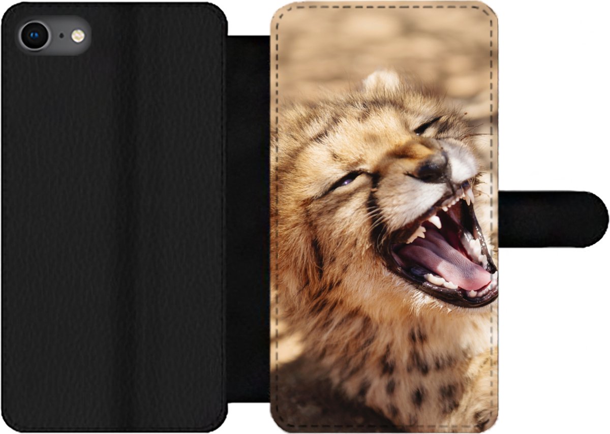 Telefoonhoesje Geschikt voor iPhone SE 2020 telefoonhoesje - Cheetah - Dier - Close up - Met vakjes - Wallet case met magneetsluiting