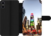 Bookcase Geschikt voor iPhone XS telefoonhoesje - New York - Nacht - Plein - Met vakjes - Wallet case met magneetsluiting