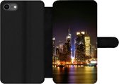 Bookcase Geschikt voor iPhone 7 telefoonhoesje - New York - Skyline - Kleuren - Met vakjes - Wallet case met magneetsluiting