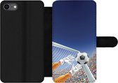 Bookcase Geschikt voor iPhone 7 telefoonhoesje - Een illustratie van een keeper die de voetbal tegenhoudt - Jongetje - Meisjes - Kind - Met vakjes - Wallet case met magneetsluiting