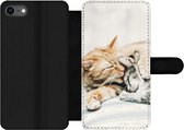 Bookcase Geschikt voor iPhone SE 2020 telefoonhoesje - Katten - Bank - Woonkamer - Met vakjes - Wallet case met magneetsluiting