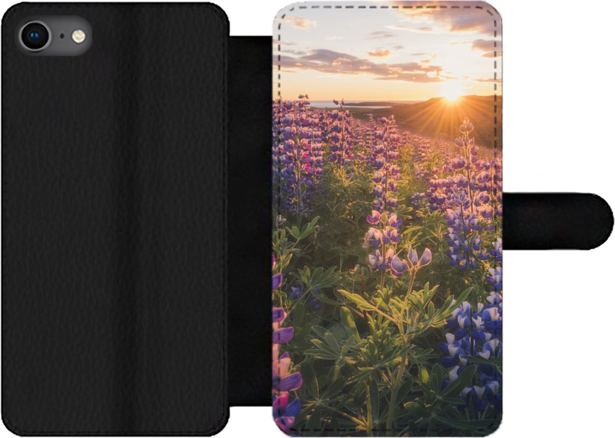 Telefoonhoesje Geschikt voor iPhone 7 telefoonhoesje - Lupine - Zon - Paars - Met vakjes - Wallet case met magneetsluiting