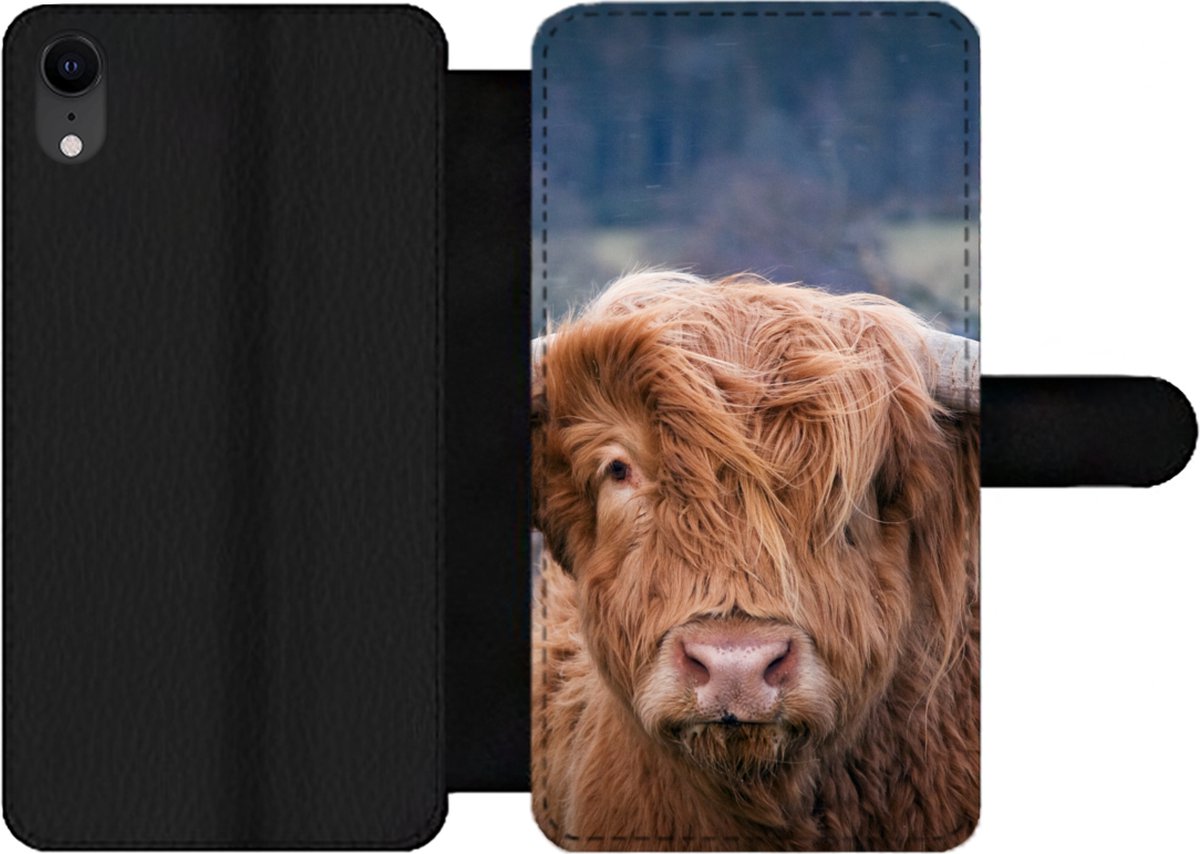 Telefoonhoesje Geschikt voor iPhone XR telefoonhoesje - Schotse Hooglander - Hoorns - Berg - Met vakjes - Wallet case met magneetsluiting