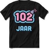 102 Jaar Feest kado T-Shirt Heren / Dames - Perfect Verjaardag Cadeau Shirt - Licht Blauw / Licht Roze - Maat 3XL