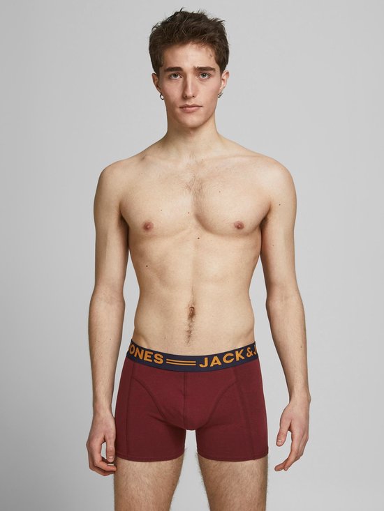 Donkerrode boxershorts van Jack & Jones met een marineblauwe tailleband met oranje strepen en tekst.