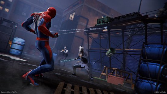 Spider-Man in rood en blauw pak schiet webben op twee gemaskerde vijanden in steeg.