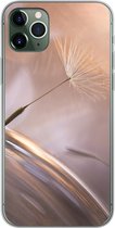 Geschikt voor iPhone 11 Pro Max hoesje - Paardenbloem zaden - Abstract - Lucht - Siliconen Telefoonhoesje