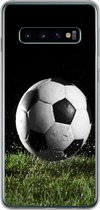 Geschikt voor Samsung Galaxy S10 hoesje - Voetbal in het gras - Siliconen Telefoonhoesje