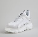 Witte Buffalo platform sneakers met mesh, logo op zijkant en lipjes. 'BUFFALO' op de achterkant.