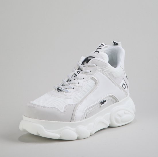 Witte Buffalo platform sneakers met mesh, logo op zijkant en lipjes. 'BUFFALO' op de achterkant.