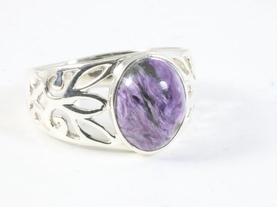 Opengewerkte zilveren ring met paarse charoiet