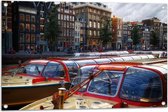 WallClassics - Tuinposter – Toeristenboten in Amsterdamse Grachten - 90x60 cm Foto op Tuinposter  (wanddecoratie voor buiten en binnen)