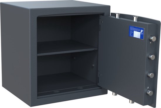 Grijze kluis met open deur, twee legplanken en een label aan de binnenkant van de deur.
